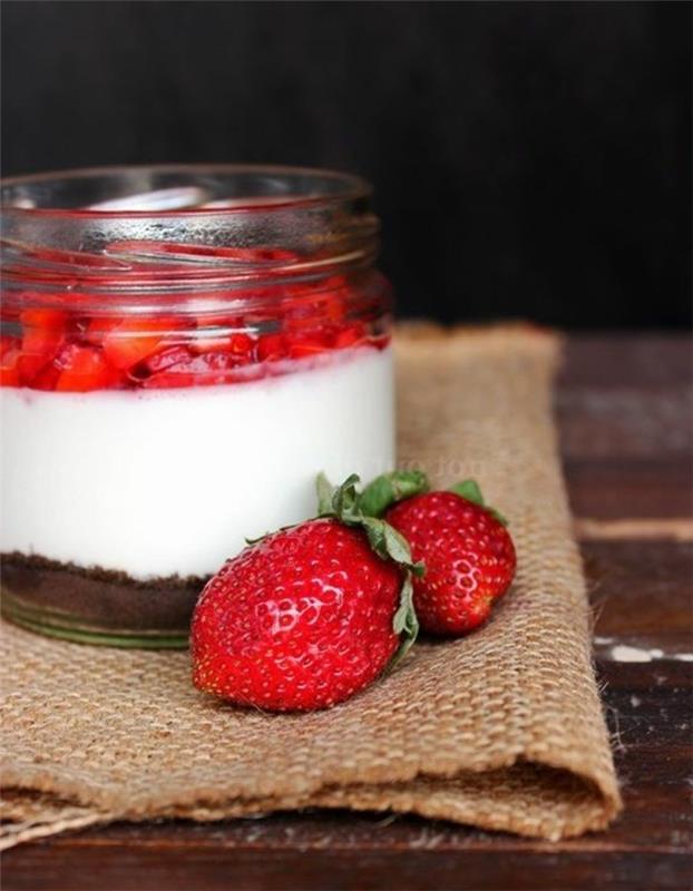 çilek ve pasta kırıntıları ile kolay panna-cotta-tarifi