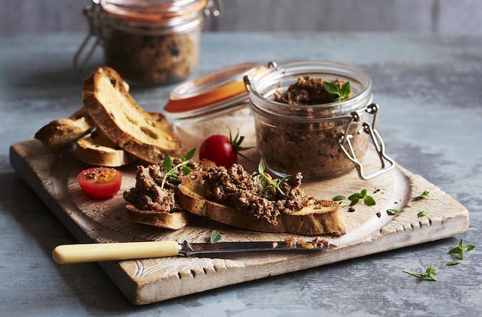 Bir tost üzerinde mantarlı Noel pastası, şık Noel aperatifiniz için Noel tostu örneği