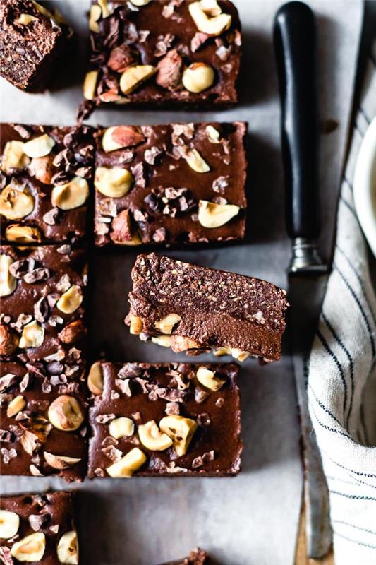 pasigaminkite naminio pyrago receptą, kurio pagrindą sudaro mūsiškiai ir sveiko šokoladinio pyrago dietos idėja