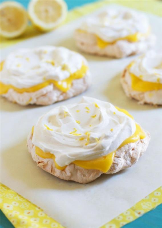 krem şanti ile tepesinde limon kremalı mini pavlovalar