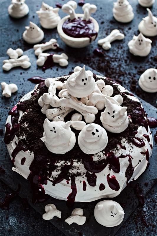 Helovino meringue pyragas, vaiduokliškas pavlovos receptas su raudonais vaisiais, papuoštas vaiduokliais ir meringue kaulais