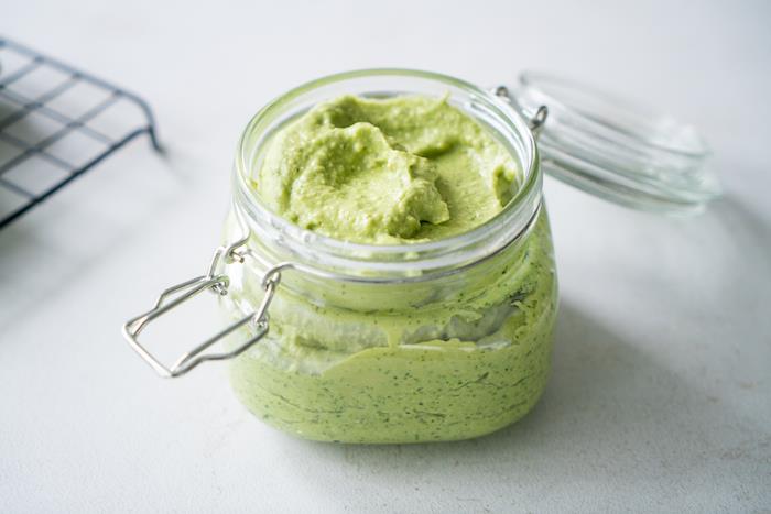 enostaven recept za večerjo z aperitivom brez kuhanja, recept za domači pesto v steklenem kozarcu, izvirna in enostavna predjed
