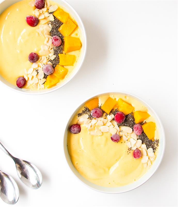 smoothie skleda enostaven recept z mangom, banano in kokosovim mlekom, ideja za zajtrk s tropskim sadjem