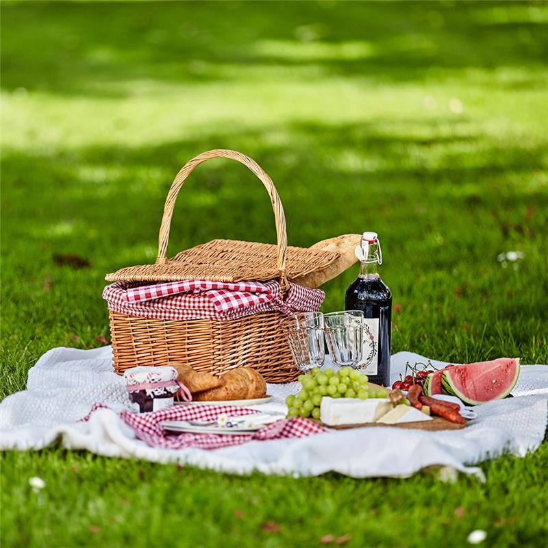 hiter in enostaven recept za piknik, ideje za meni, jedi za pripravo in uživanje na prostem, košara za piknik, rogljički, lubenica, grozdje, vino