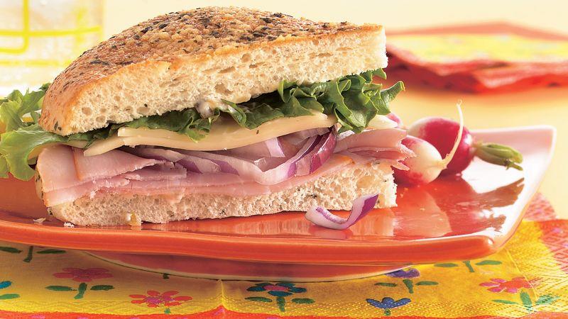 ideja za recept za piknik, da si naredite sami, enostaven sendvič z mocarelo, šunka med dvema rezinama foccacaa, letuce in rdečo čebulo, obrok za piknik