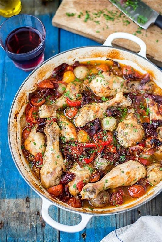 ideja za edinstven, prijazen in praktičen recept za jed, pečena piščančja stegna v belem vinu in žganje s suhim paradižnikom in papriko