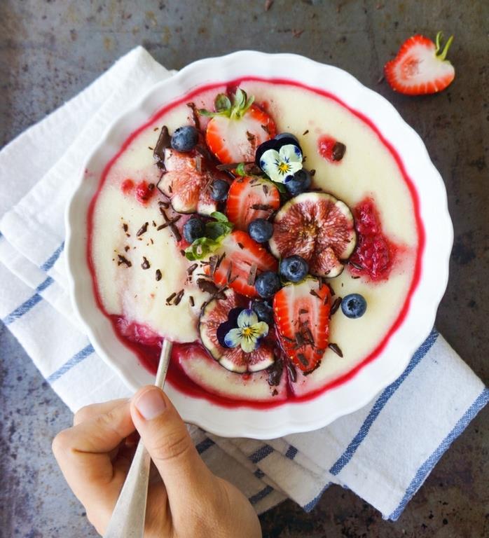 recept za sladko kašo z malinovo marmelado, figami in borovnicami, naribano čokolado, ovseno kašo