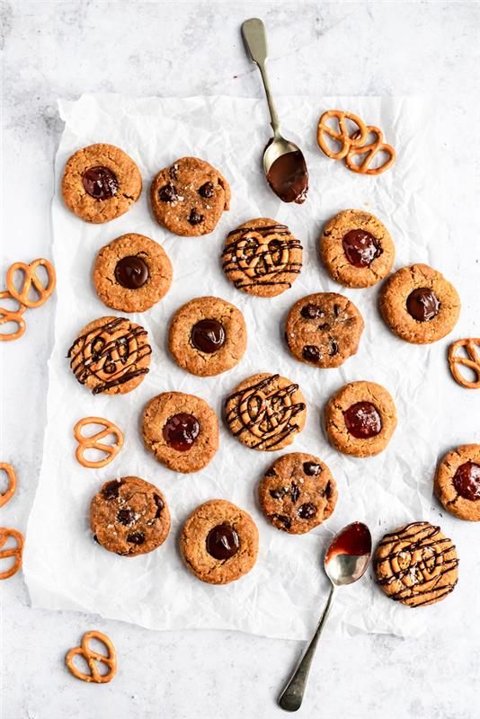 çikolata parçaları veya reçel veya simit tepesi ile glutensiz kurabiye tarifi, tadına bakmak için sağlıklı tarif