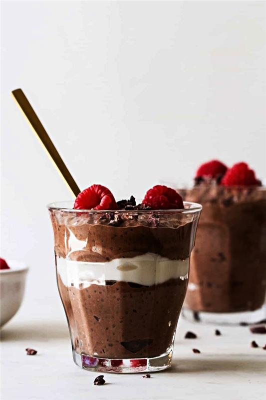 verrine šokolado ir migdolų pieno chia pudingas, lengvai pagaminamas veganiškas desertas be kepimo