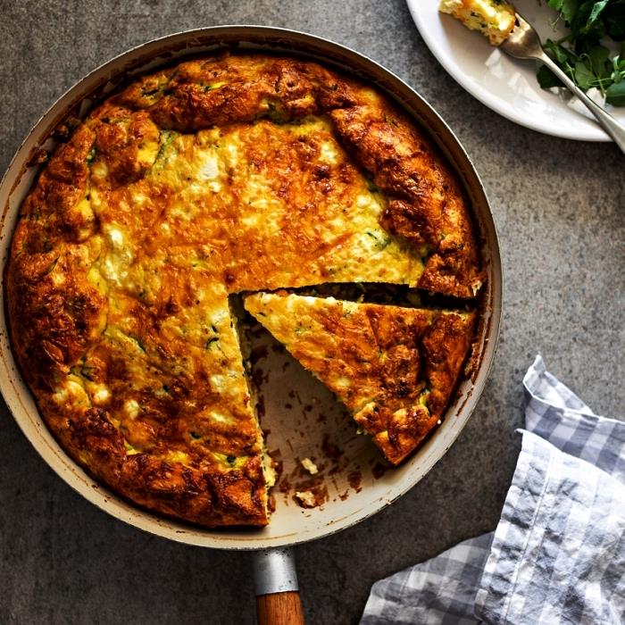 Lorraine quiche receptas be tešlos su cukinijomis ir sūriu, receptai be glitimo vakarui ar pietums