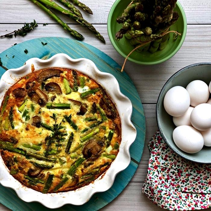 Quiche receptas be tešlos su grybais ir šparagais, lengvas ir sveikas kiaušinių patiekalų receptas