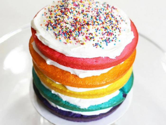 kaip padaryti įvairiaspalvį daugiasluoksnį nuogą pyragą, padengtą plakta grietinėle ir papuoštą spalvotais cukraus karoliukais