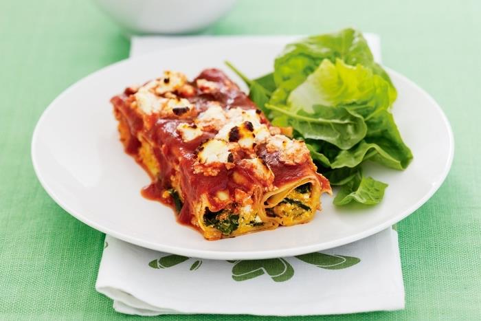 mükemmel bir Ekim tarifi için lezzetli ve samimi yemek, ıspanaklı cannelloni ve domates soslu ricotta