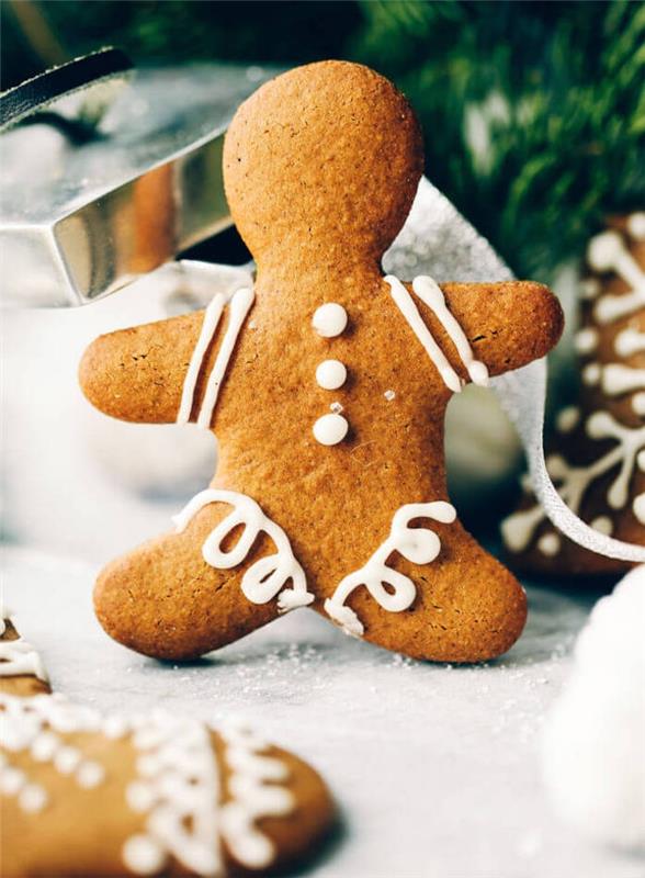 enostaven božični piškotek z dekoracijo kraljevske glazure v beli barvi, ideja recepta z ingverjem in cimetom