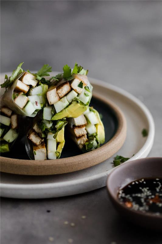 kaip pasigaminti vasarinių vyniotinių receptą su keptu avokado tofu, šviežiomis petražolėmis, lengva originalia užkandžio idėja