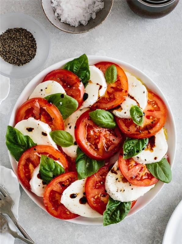 domates dilimleri ile yaz salatası tarifi mozzarella fesleğen balzamik sirke evde caprese salatası nasıl yapılır