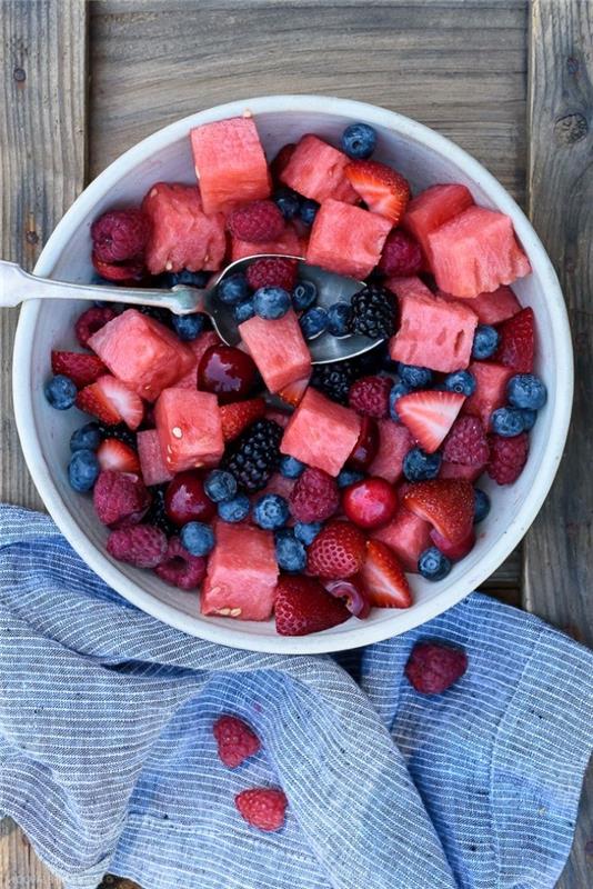 Yaz aylarında hafif bir tatlı için ideal, limonlu kırmızı meyve ve karpuz salatası tarifi