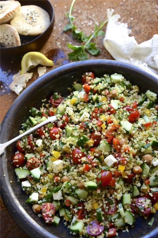 mišrių salotų šaltų užkandžių idėja, originalus quinoa-bulgur tabbouleh receptas su vyšniniais pomidorais, agurkais, kukurūzais ir granatais