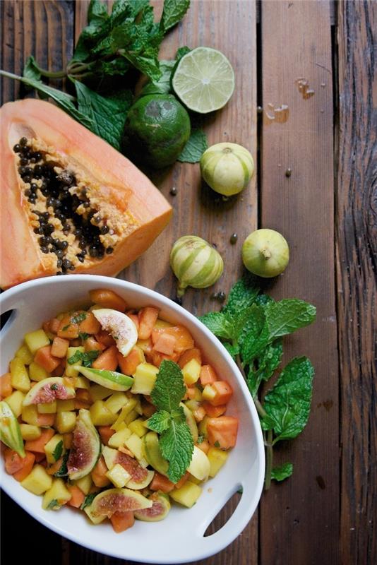 egzotiškos mango, papajos, figų ir mėtų salotos, kokosų salotų sirupas ir laimo sultys