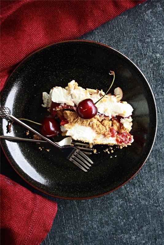 enostavna ideja za rojstnodnevno torto, ki ne potrebuje pečice, torte iz mascarponeja, piškotov in kompota iz češenj