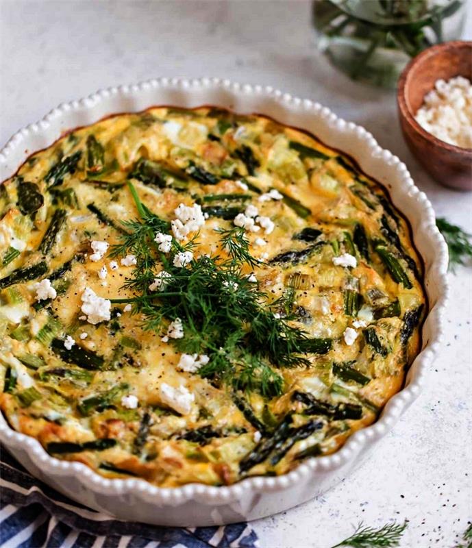 Lorraine quiche be tešlos lengvojoje versijoje, quiche su šparagais ir feta be tešlos