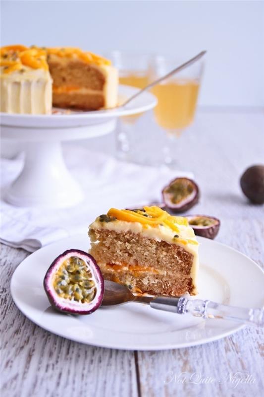 pyragas be kiaušinio be pieno, lengvas ir greitas receptas, kaip pasigaminti veganišką pyragą, desertas su kompotu ir vaisiais