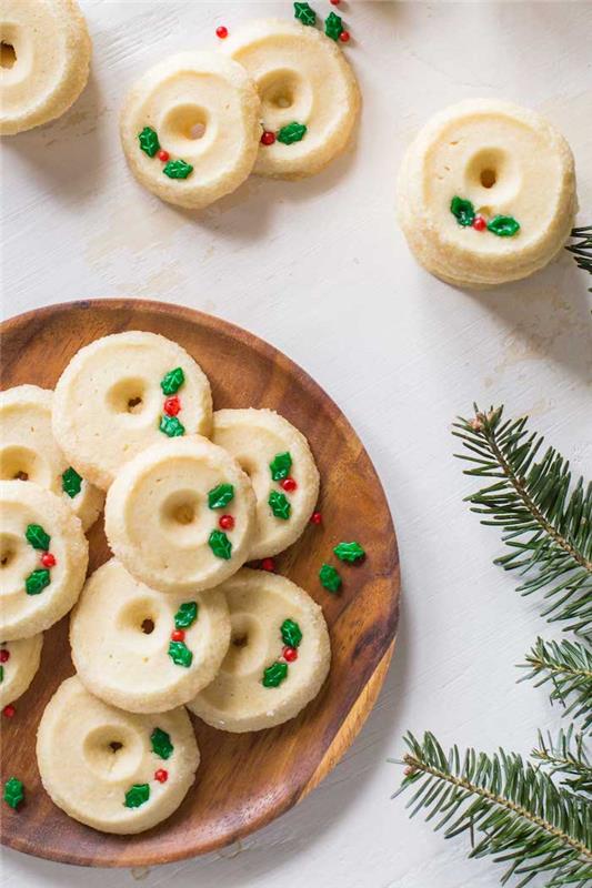 dekoracija holly vzorca na receptu za božične piškote z maslom, moko, vanilijo, mlekom ali kako narediti majhne božične torte