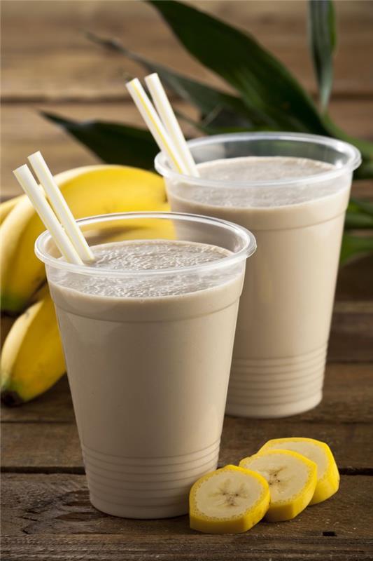 ideja za recept za smoothie, bogat z vitamini z banano, špinačo, jagodami, jabolkom in jogurtom