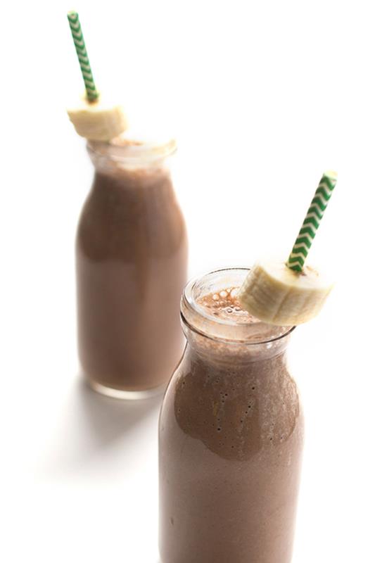 recept za smoothie z beljakovinami v prahu, okusen beljakovinski smoothie z banano, čokolado in kavo