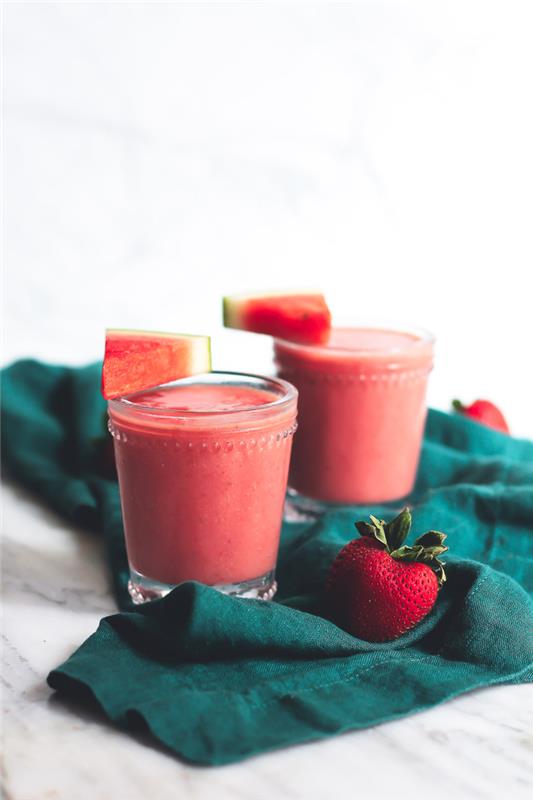 kako narediti poletne osvežilne napitke, recept za smoothie s tremi okusi z lubenico, jagodami in malinami