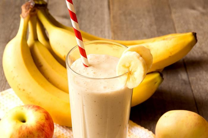 recept za mešalnik smoothieja, rumeni smoothie, jabolka in banane za zdravo pijačo