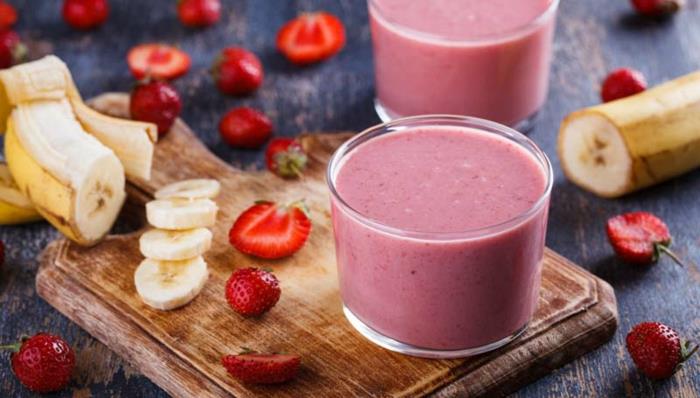 skodelica rožnatega smoothieja, jagodni bananin smoothie recept za okusen domači smoothie