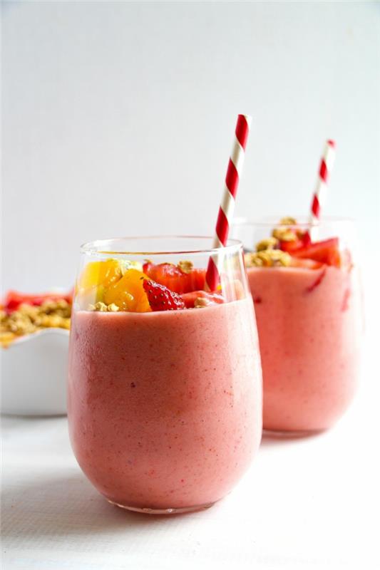 recept za smoothie z jagodno banano, okusno sadje, pomešano v mešalniku, razstrupljevalni napitek