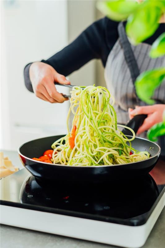 kako narediti špagete iz bučk s paradižnikovo omako na češnjevem paradižniku, enostaven večerni vegetarijanski recept