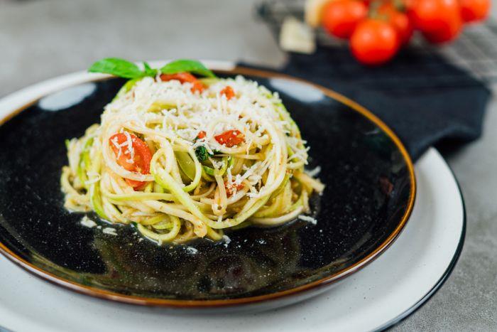zelenjavni špageti z bučkami v paradižnikovi omaki, bazilika in pesto z naribanim parmezanom