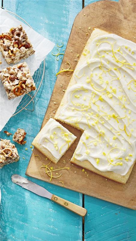 hiter sladki recept limonina torta bela krema lesena deska za rezanje nož sladica kosi usta sladica kvadratov limona