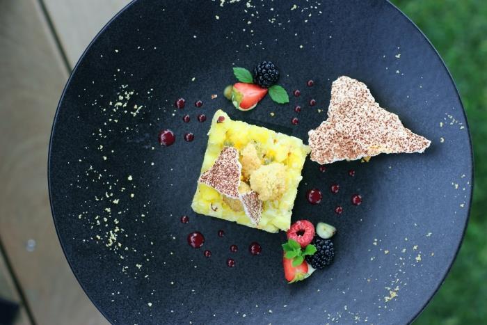 saldus receptas originalus vasaros desertas ananasų tartaro receptas kokoso ir mango šerbetas juoda lėkštė kulinarinio meno dekoravimas deserto lėkštė vaisiai mėtų lapai