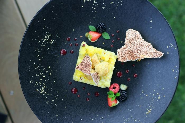 sladek recept izvirna poletna sladica ananas tartare recept kokos in mango sorbet črna plošča kulinarična umetnost dekoracija sladica krožnik sadje listi mete