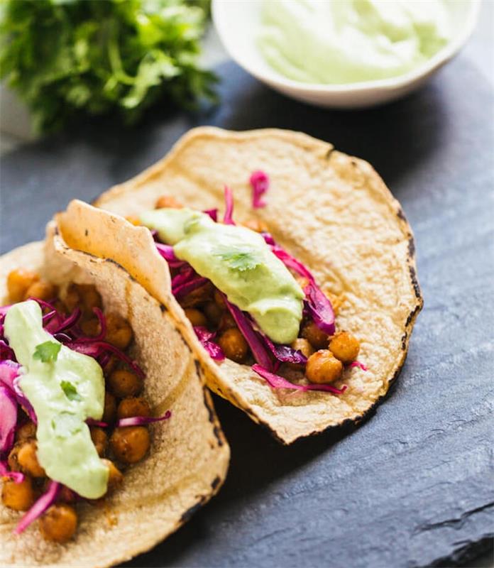 Baharatlı nohut, lahana ve avokado kremalı vejeteryan taco fikri, bu akşam için kolay tarif