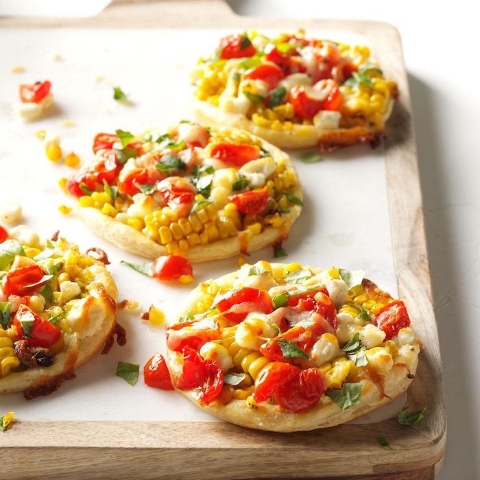 Küçük Meksika usulü mısırlı pizza fikri, çeri domates, maydanoz ve peynir, Meksika vejetaryen aperitifi