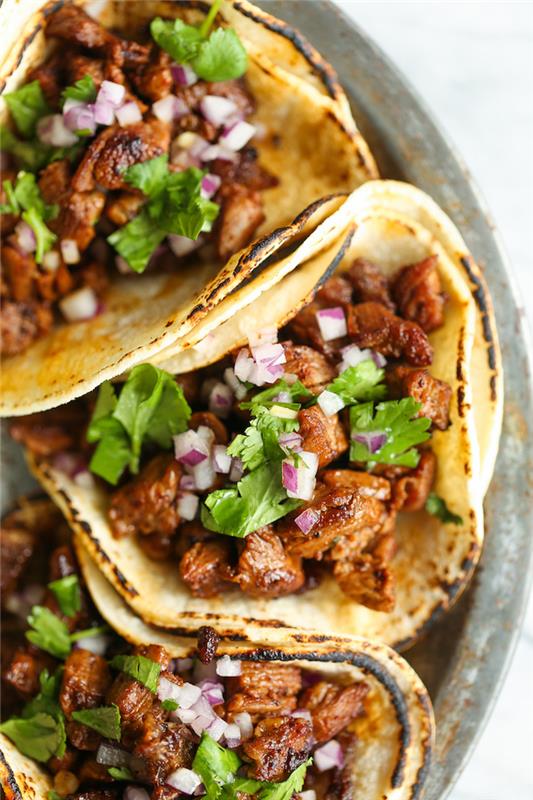 Ideja za poceni in hiter obrok, mehiški tacos z govedino, rdečo čebulo, peteršiljem in limoninim sokom