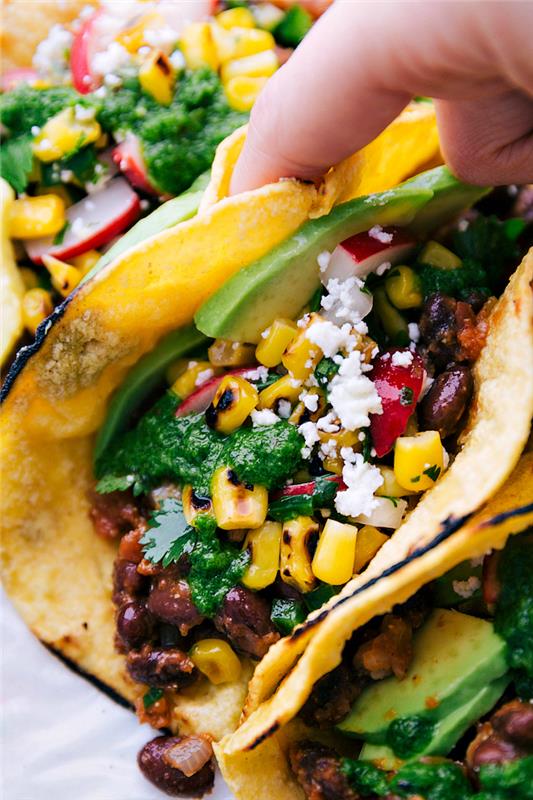 Mehiški tacosi s koruzo, črnim fižolom, češnjevimi paradižniki, avokado in cilantro pesto, vegetarijanski taco recept