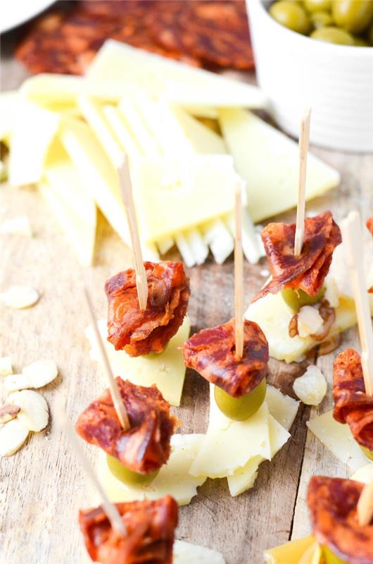 Enostavno božično apero nabodalo s sirom manchego, klobaso chorizo ​​in zeleno olivo, aperitiv tapas recept