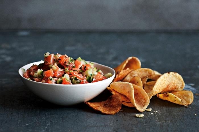 recept za tartare iz lososa in avokada po okusu s svojimi najljubšimi čipsi, brez aperitiva brez kuhanja