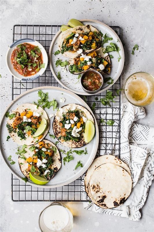 kako narediti vegetarijanske tacose, tortiljeve obloge s svežo zelenjavo in mehiško salso