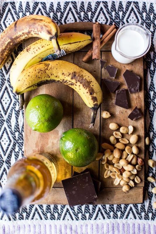 izviren recept za eksotičen večerni aperitiv, ocvrta nabodala iz banane, ki jih spremlja začinjena mehiška čokoladna omaka in posuta z zdrobljenimi arašidi