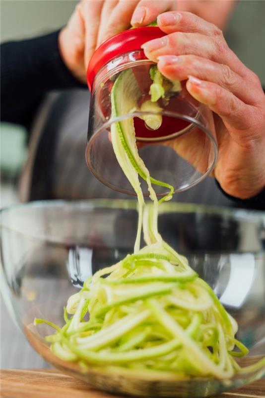 ideja za orodje za rezanje zelenjave, da sami pripravite špagete iz bučk, enostaven recept za vegetarijanski večerni obrok