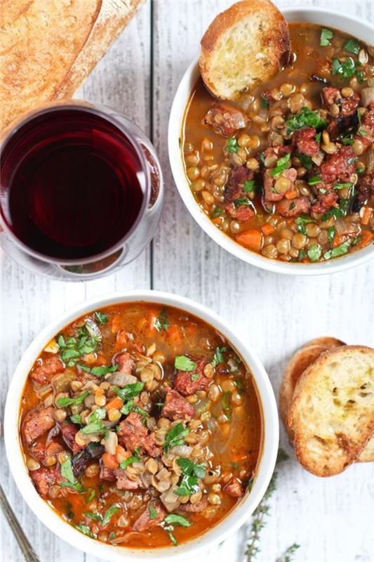 hiter in poceni oktobrski recept za hladne dni, juha iz leče in dimljene klobase, ki jih spremlja hrustljav kruh