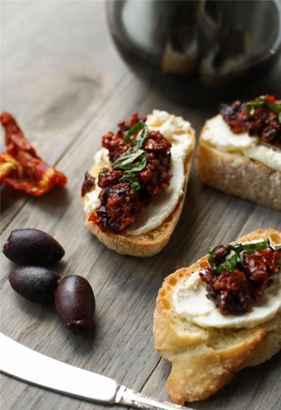 Güneşte Kurutulmuş Domates ve Kalimata Zeytinli Kolay Vejetaryen Bruschetta Tarifi
