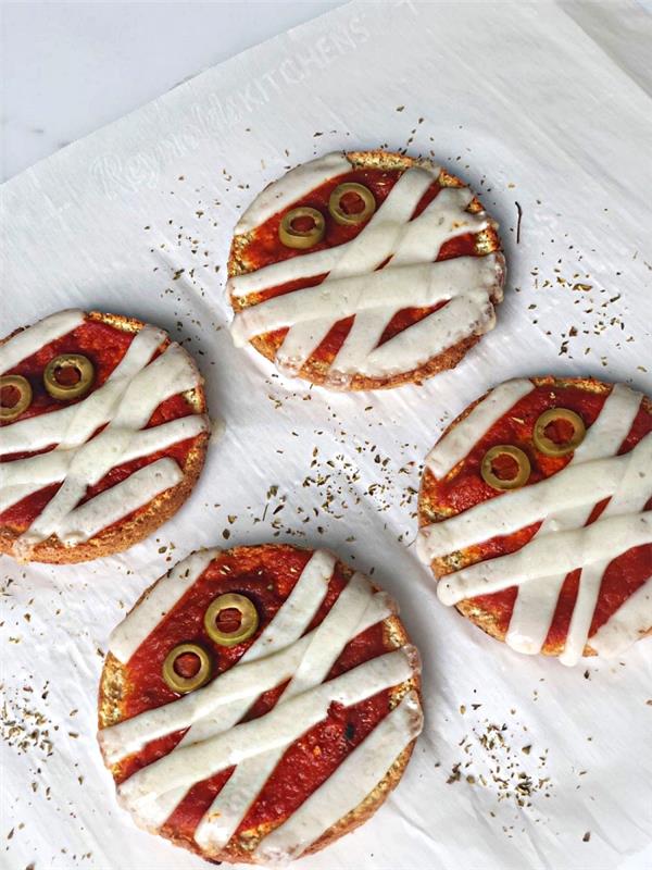 aperatif için tuzlu cadılar bayramı tarifi, peynirli, domatesli ve yeşil zeytinli mini mumya pizzaları